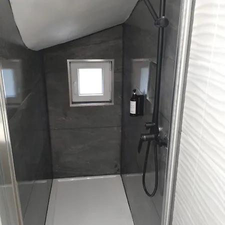 Apartment T2 De Charme Avec Jardin Golfe-juan 400 M Plage *